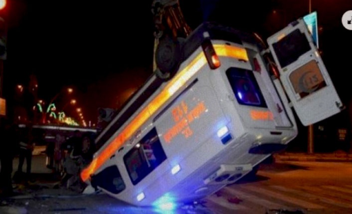 Otomobil İle Ambulans Çarpıştı 1 Ölü 9 Yaralı
